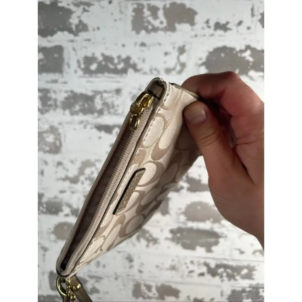 Coach | wristlet as is cream